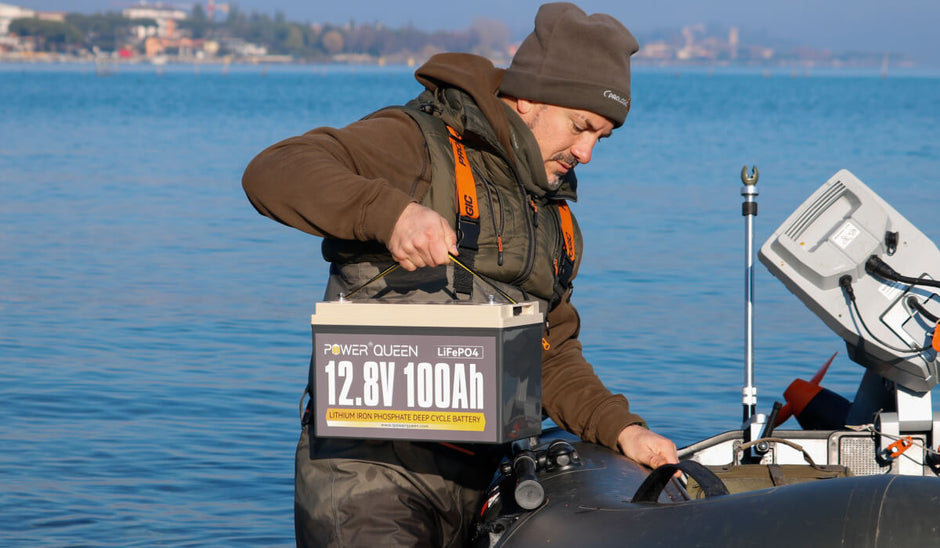 Die Power Queen 12V 100Ah Lithium-Ionen-Batterie ist für alle Angelfreunde geeignet